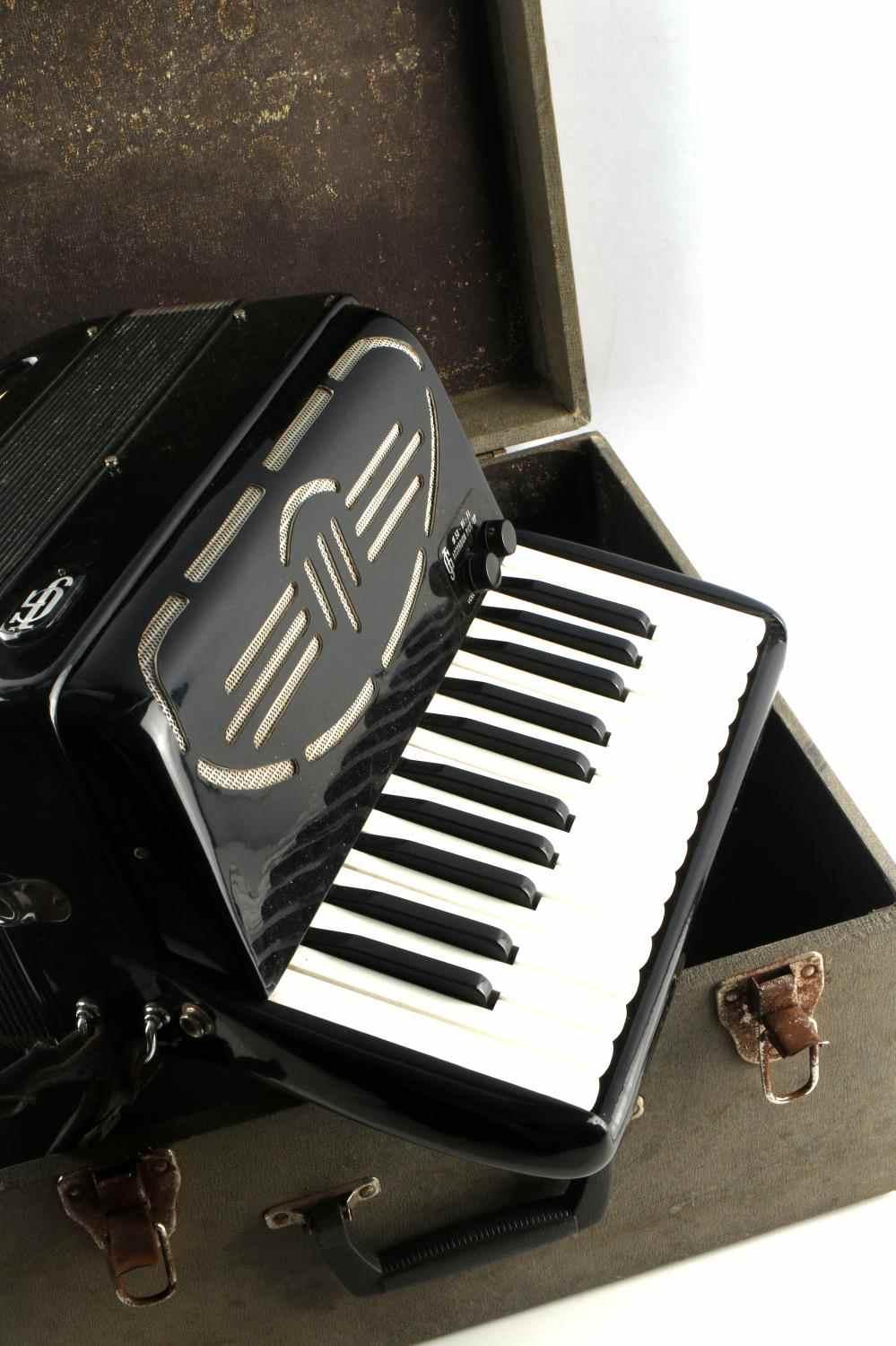 ITALIAN GIULIETTI BASSETTI 1 PIANO ACCORDION