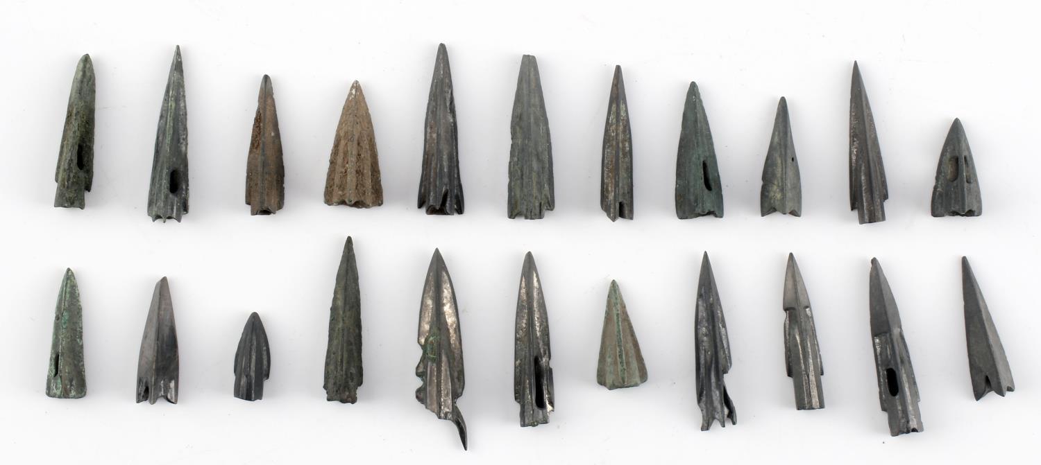 22 ROMAN EMPIRE BRONZE POINTED ARROW HEAD LOT