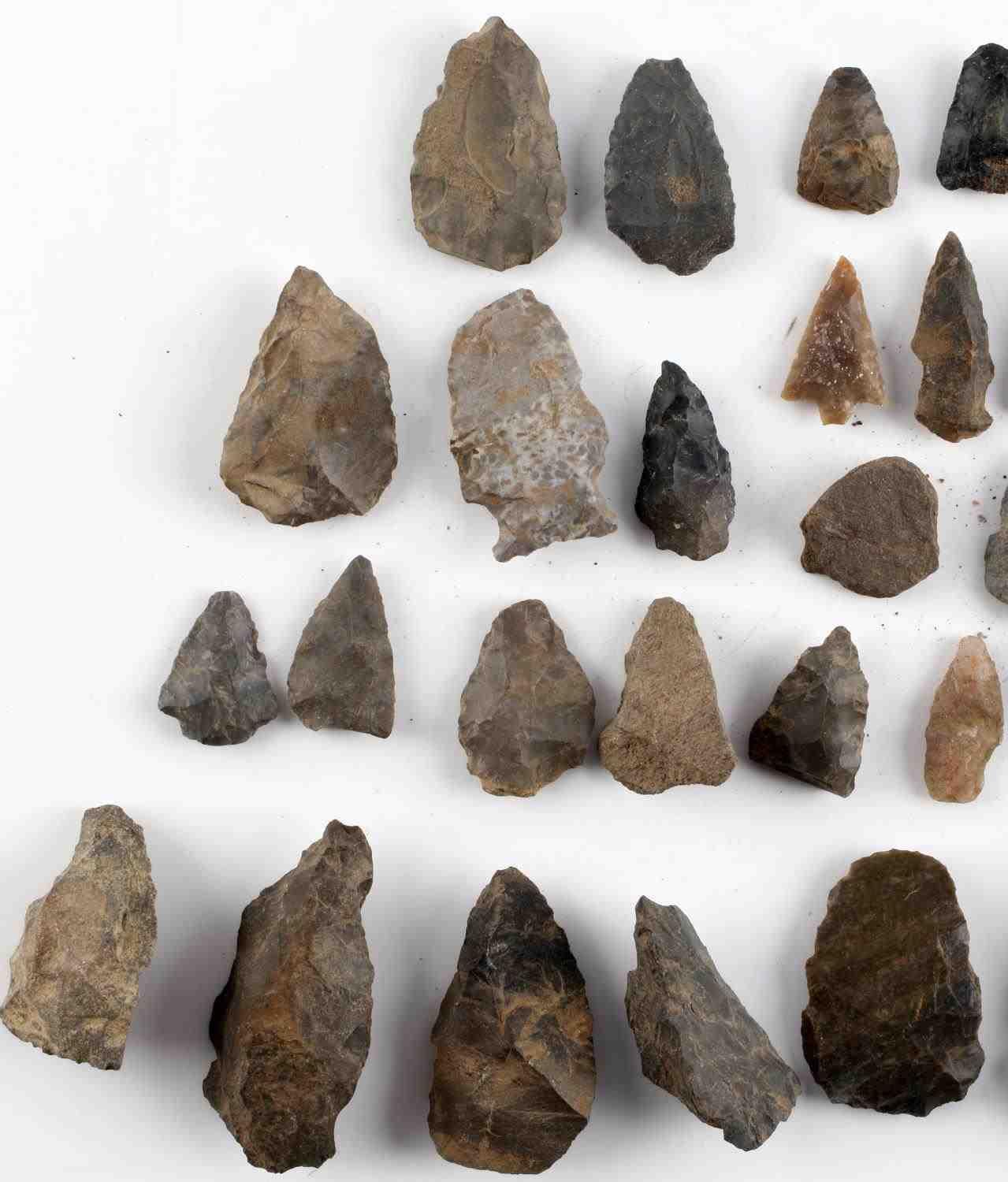 43 NATIVE AMERICAN FLINT CHERT ARROWHEAD TOOL LOT