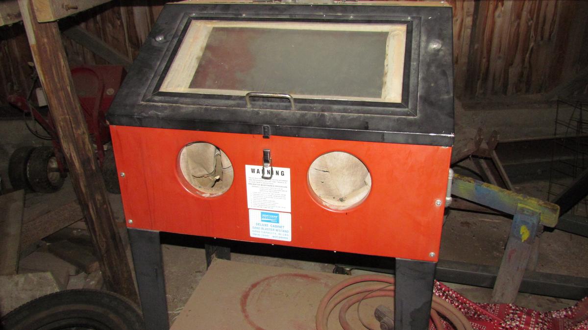 Northern Industry Delux Cabinet Sand Blaster w/ stand 40lbs