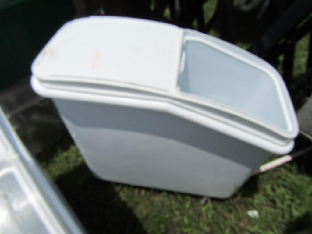 LOT 4 DON FOOD STORAGE BINS