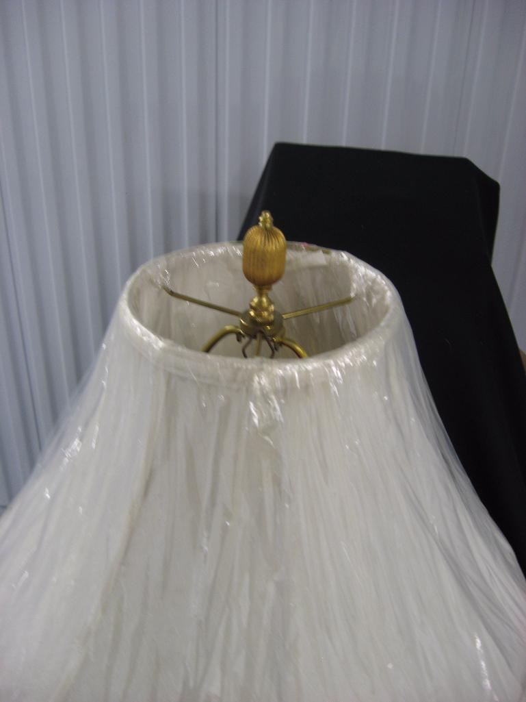 Porcelain lamp with shade item 268