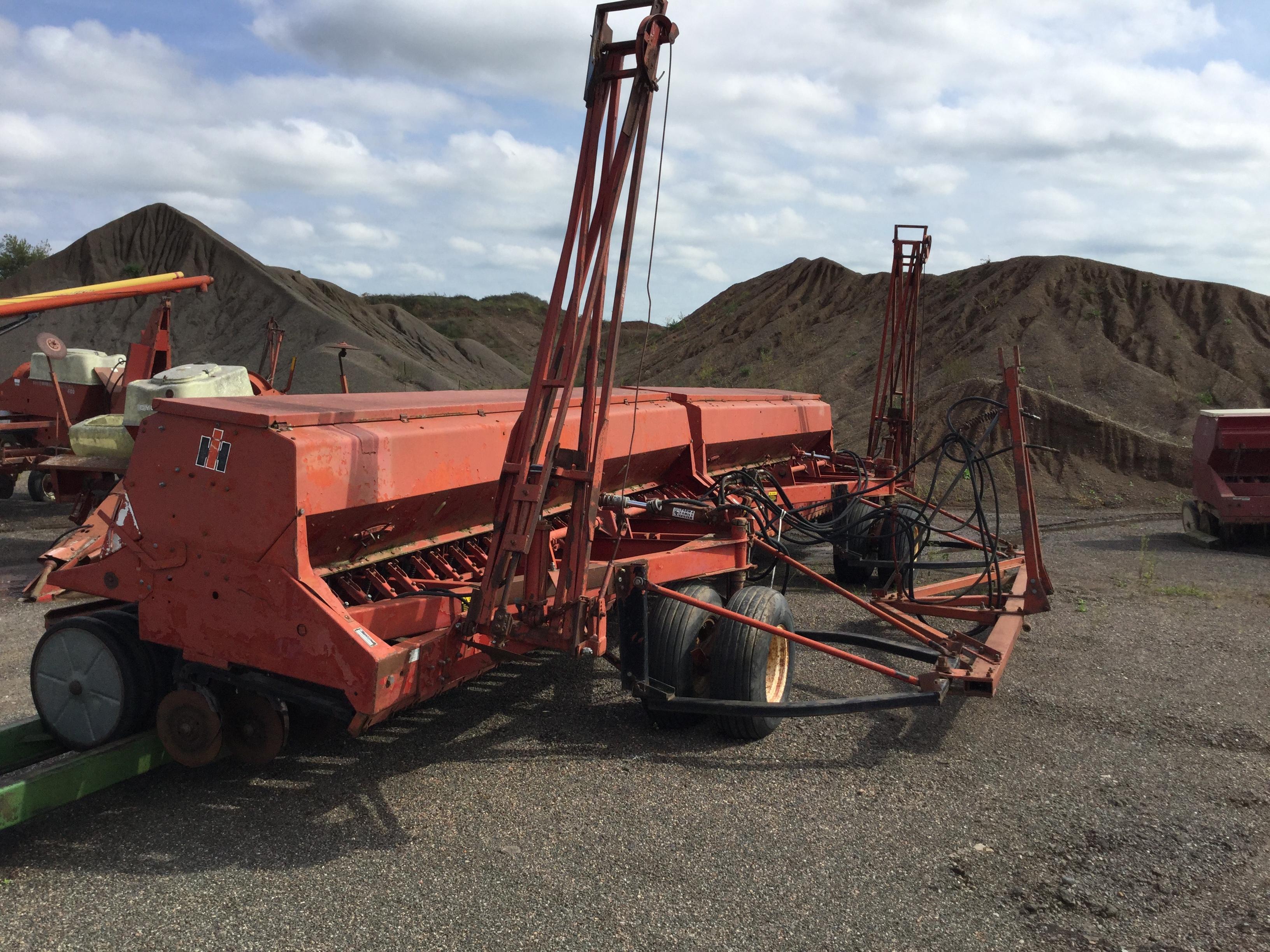 IH # 6200, 30' press drill with transport trailer