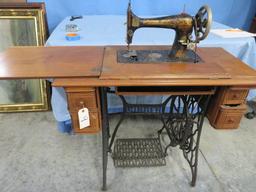 ANTIQUE TREADLE SINGER SEWING MACHINE