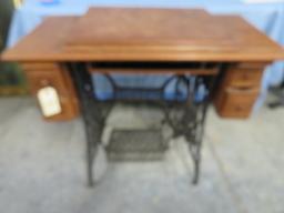 ANTIQUE TREADLE SINGER SEWING MACHINE