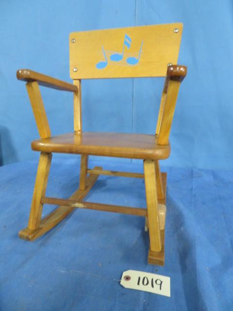 CHILDS VINTAGE MUSICAL ROCKING CHAIR  23" T