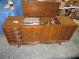 ZENITH RADIO & RECORD PLAYER IN CABINET