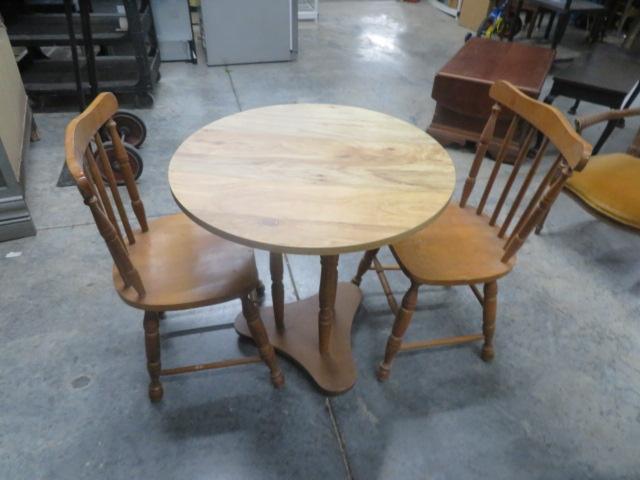 ROUND TABLE 30" D& 2 CHAIRS