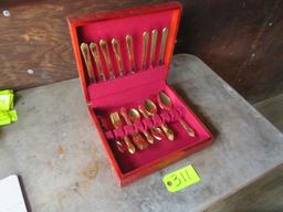 43 CT. STAINLESS  SILVERWARE IN GOLD INSIDE CASE