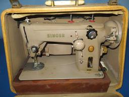 VINTAGE SINGER SEWING MACHINE IN CASE