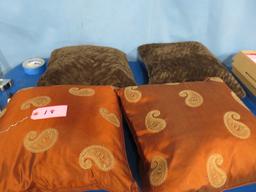 4 DECORATOR PILLOWS