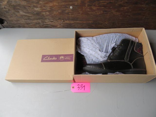 CLARKS LEATHER ANKLE BOOTS W FLANNEL DETAIL. SIZE 11/ MED LADIES