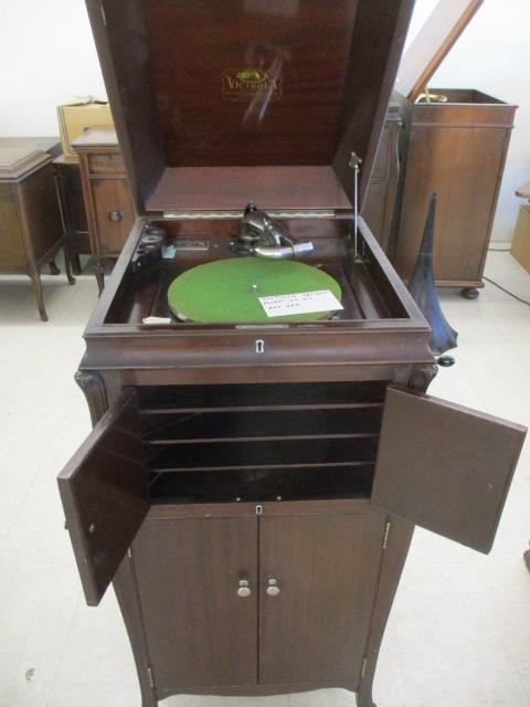 VICTROLA UPRIGHT MODEL VVXIV