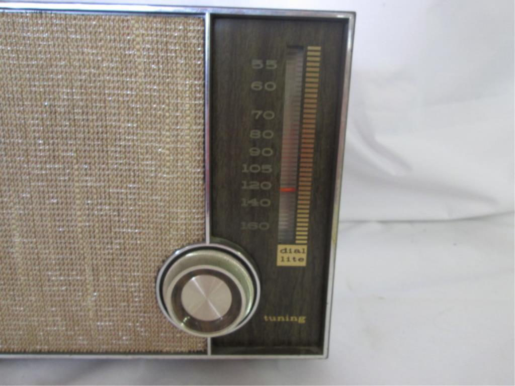 Zenith Model N615L Radio