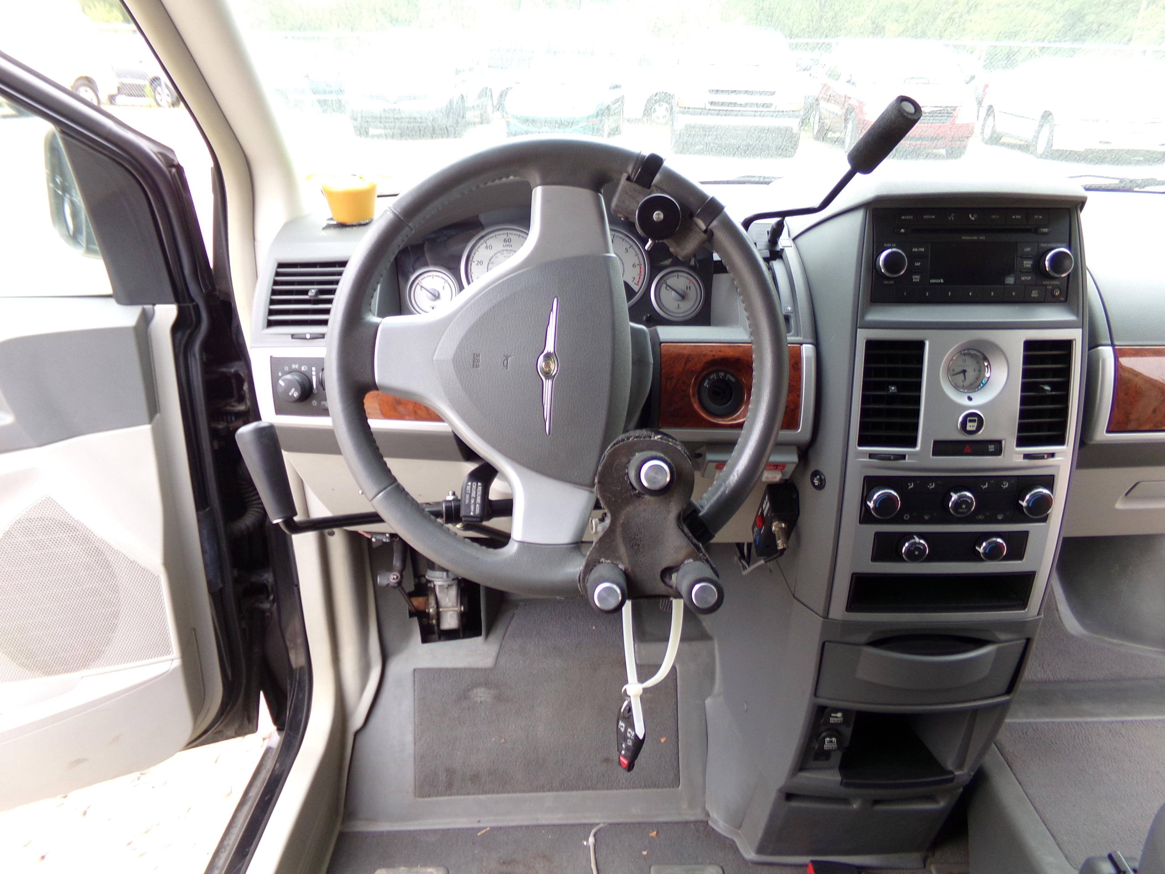 2009 Chrysler Town & Country Braun Entervan Wheelchair Edition