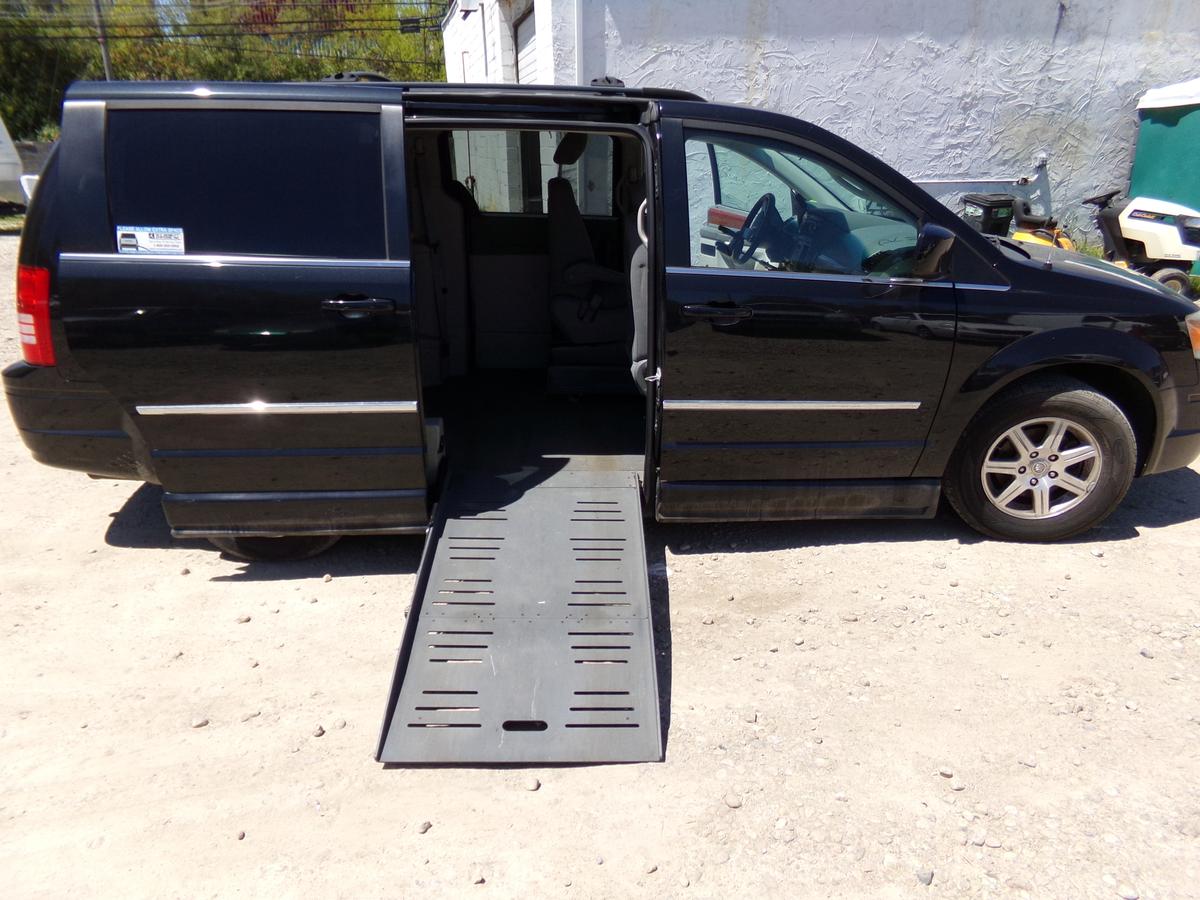 2009 Chrysler Town & Country Braun Entervan Wheelchair Edition