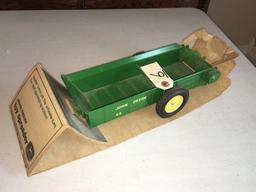 ERTL JD TOY SPREADER NIB (BOX LIGHT DAMAGE)