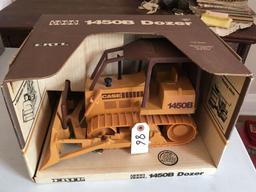 ERTL 1/16 CASE 1450B DOZER NIB