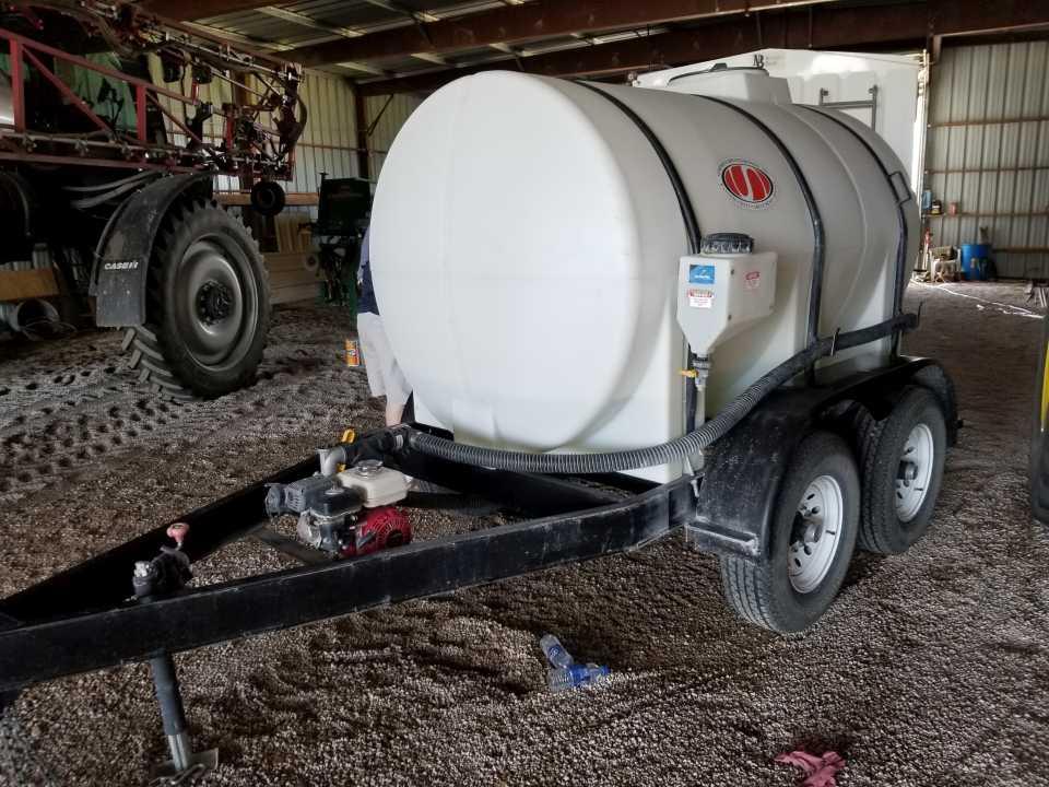 1,000 Gal. Tandem Water Trailer W/Pump & Hose