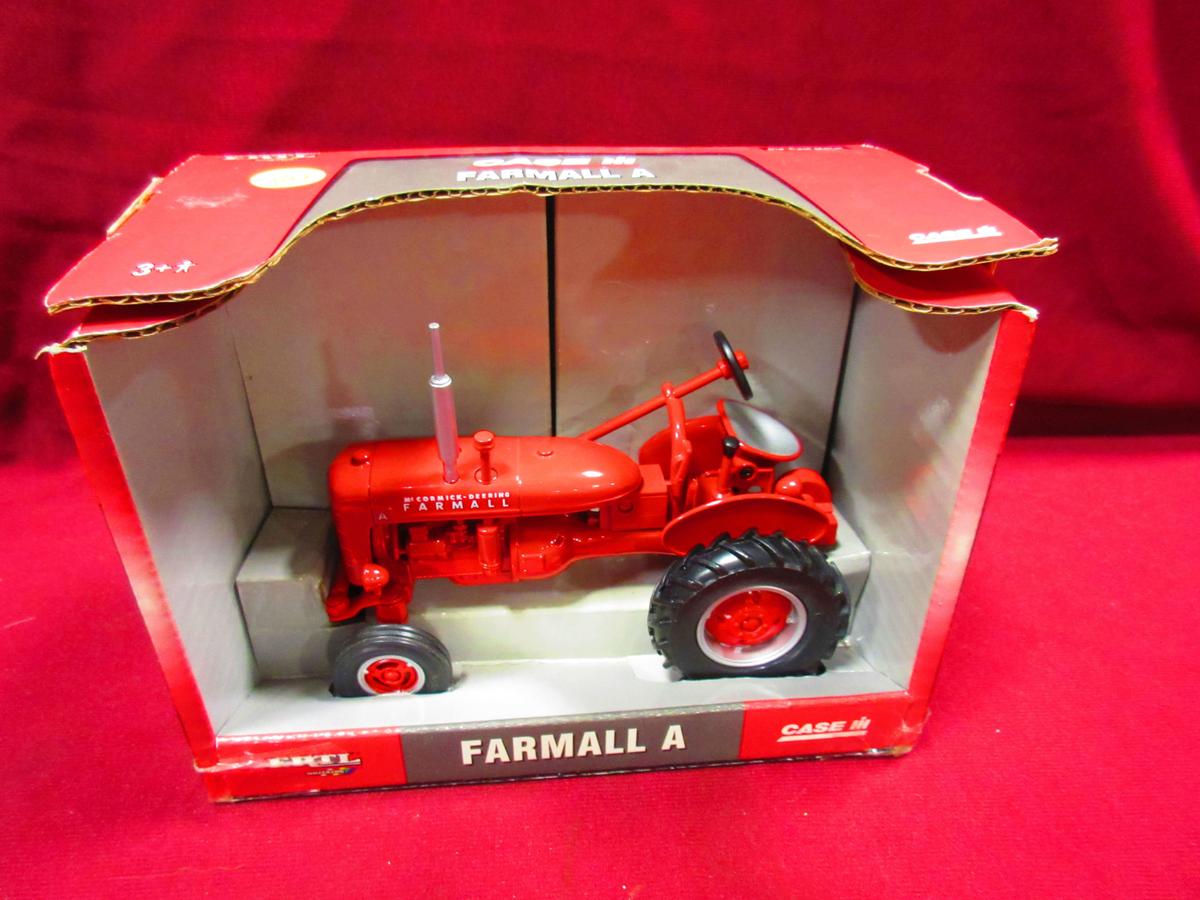 ERTL 1/16 FARMALL A TRACTOR N.I.B.