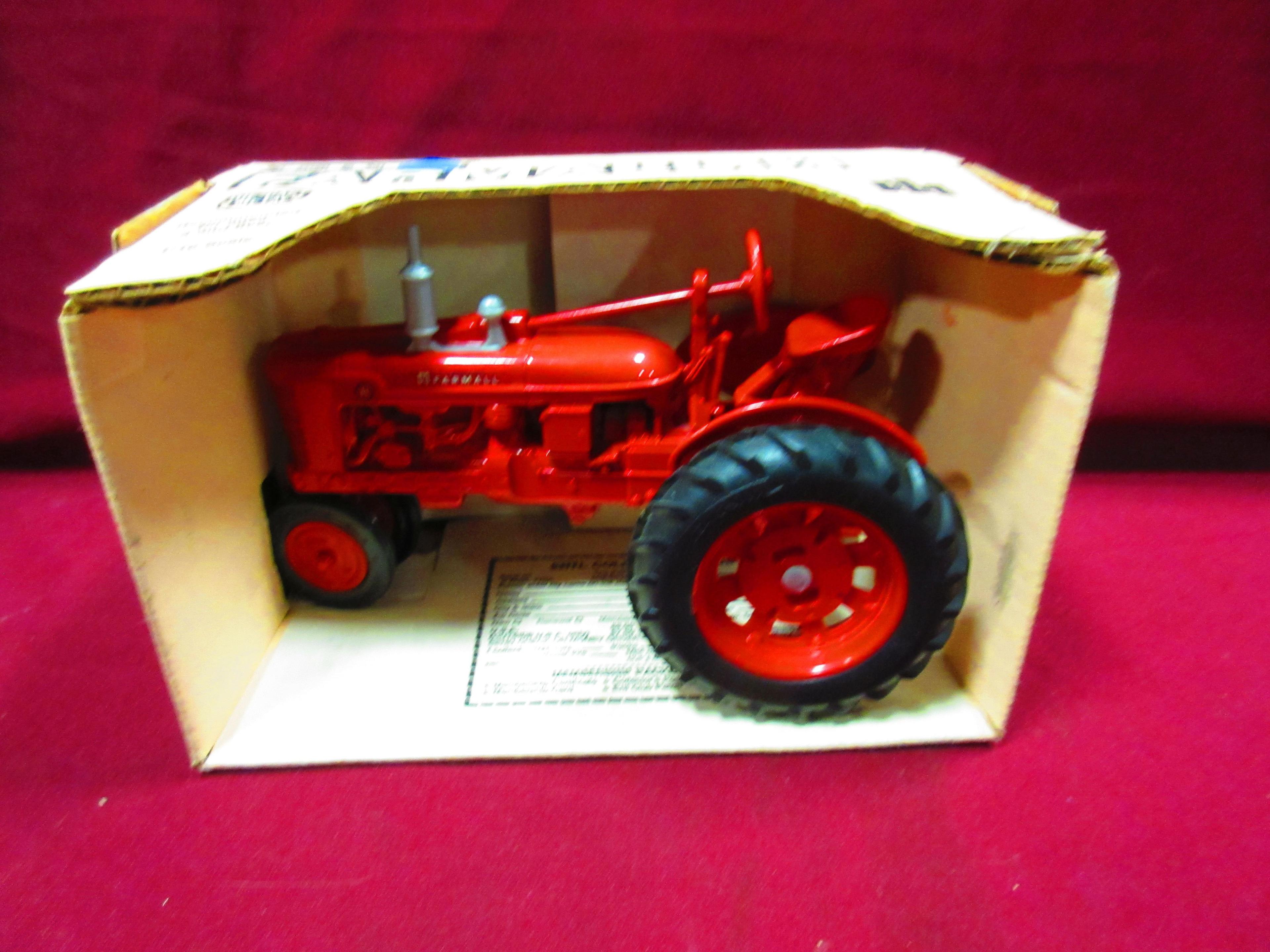 ERTL 1/16 FARMALL H TRACTOR N.I.B