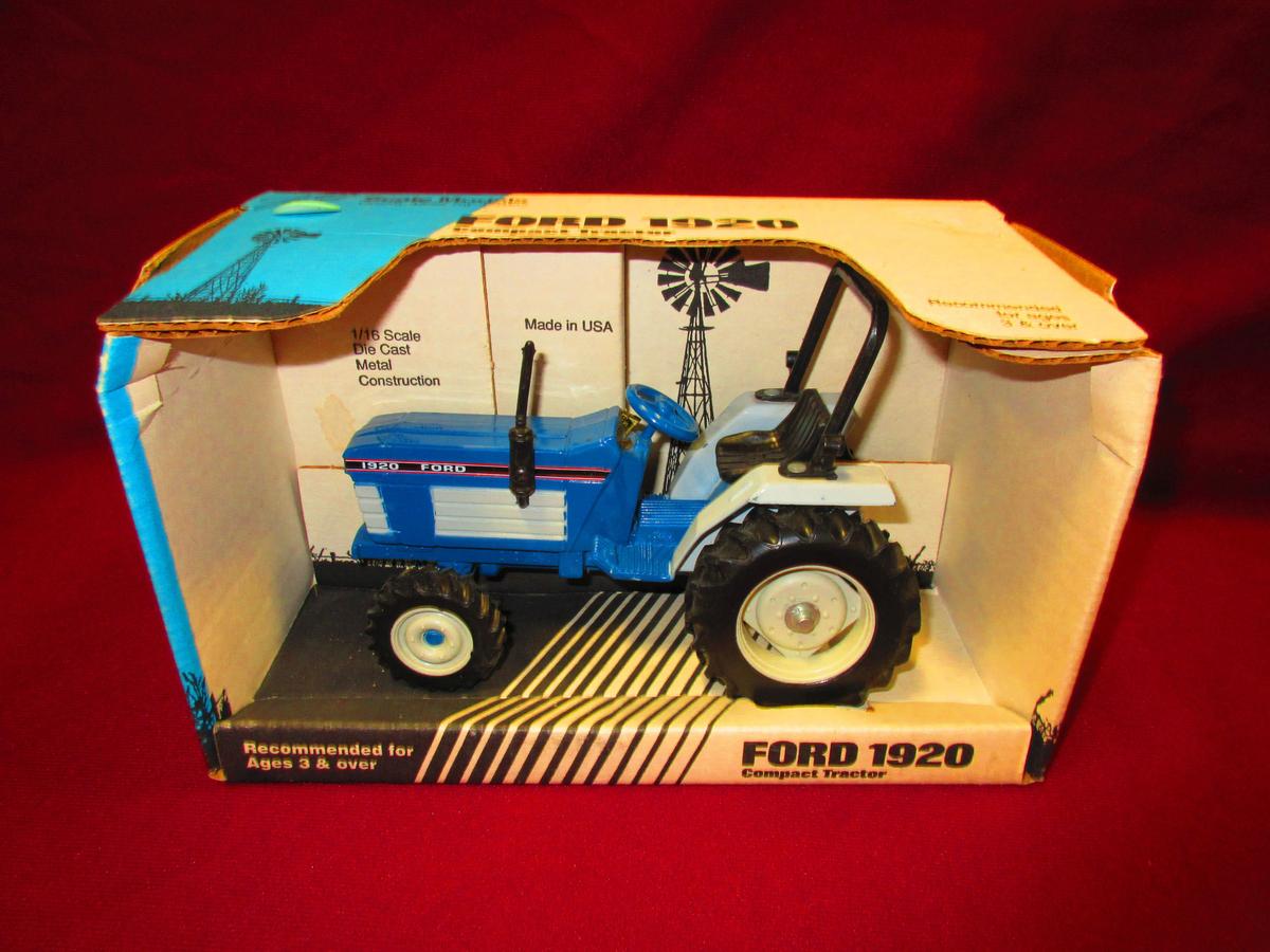 SCALE MODEL  1/16 FORD 1920 TRACTOR N.I.B.