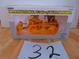 1/16 S. CASE I.H. T-340 BULLGRADER N.I.B.