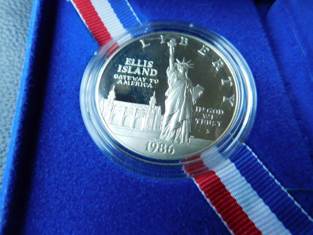 1986 STATUE OF LIBERTY COM. SILVER DOLLAR IN HOLDER PF