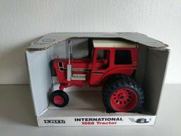International 1568 tractor - V8 series - 1/16 scale