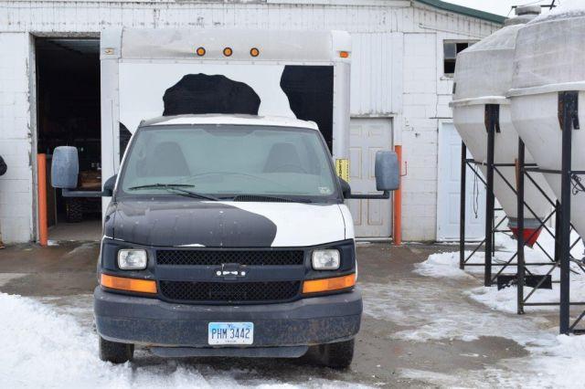 ’07 Chevy calf feeding box truck