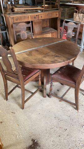 Pedestal table with 4 chairs