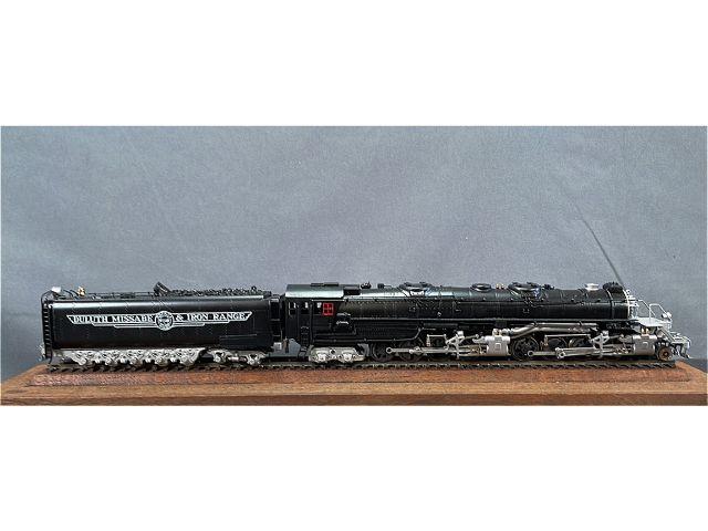 HO DULUTH, MISSABE & IRON RANGE 2-8-8-4 STEAM ENGINE BY GEM MODELS, W/DISPLAY