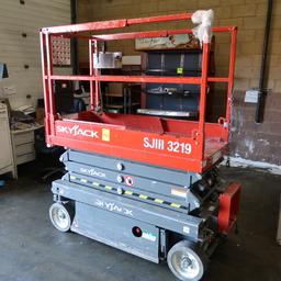 Skyjack scissor lift- works good, 19' platform height, 32"w