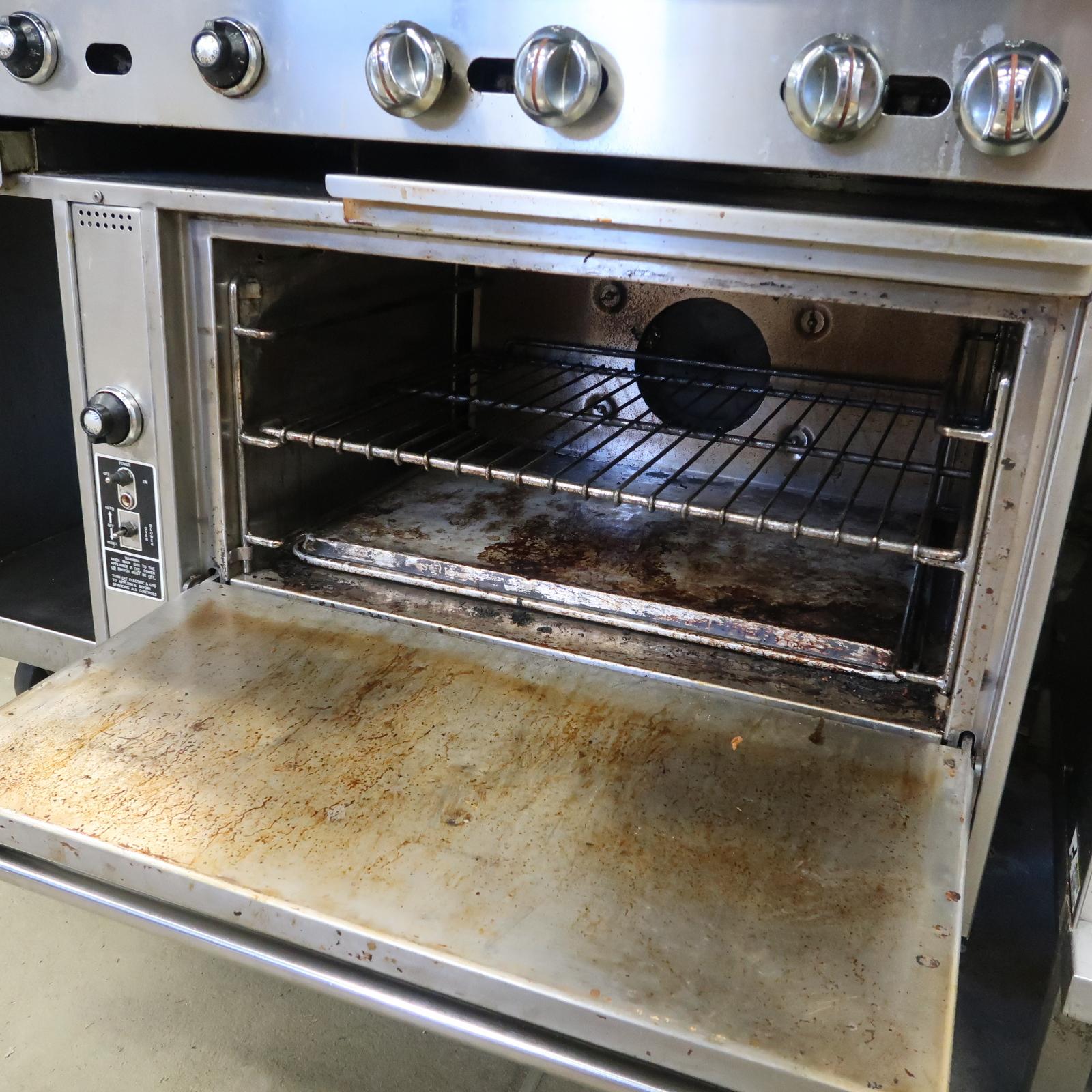 4-burner stove w/ griddle & convection oven