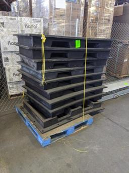 Group of 5ft plastic skids