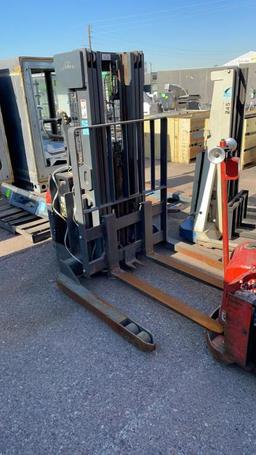 Linde electric walkie stacker