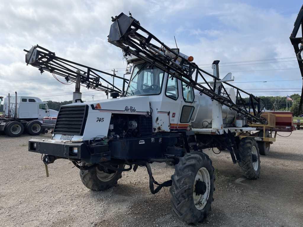 Willmar 745 Sprayer