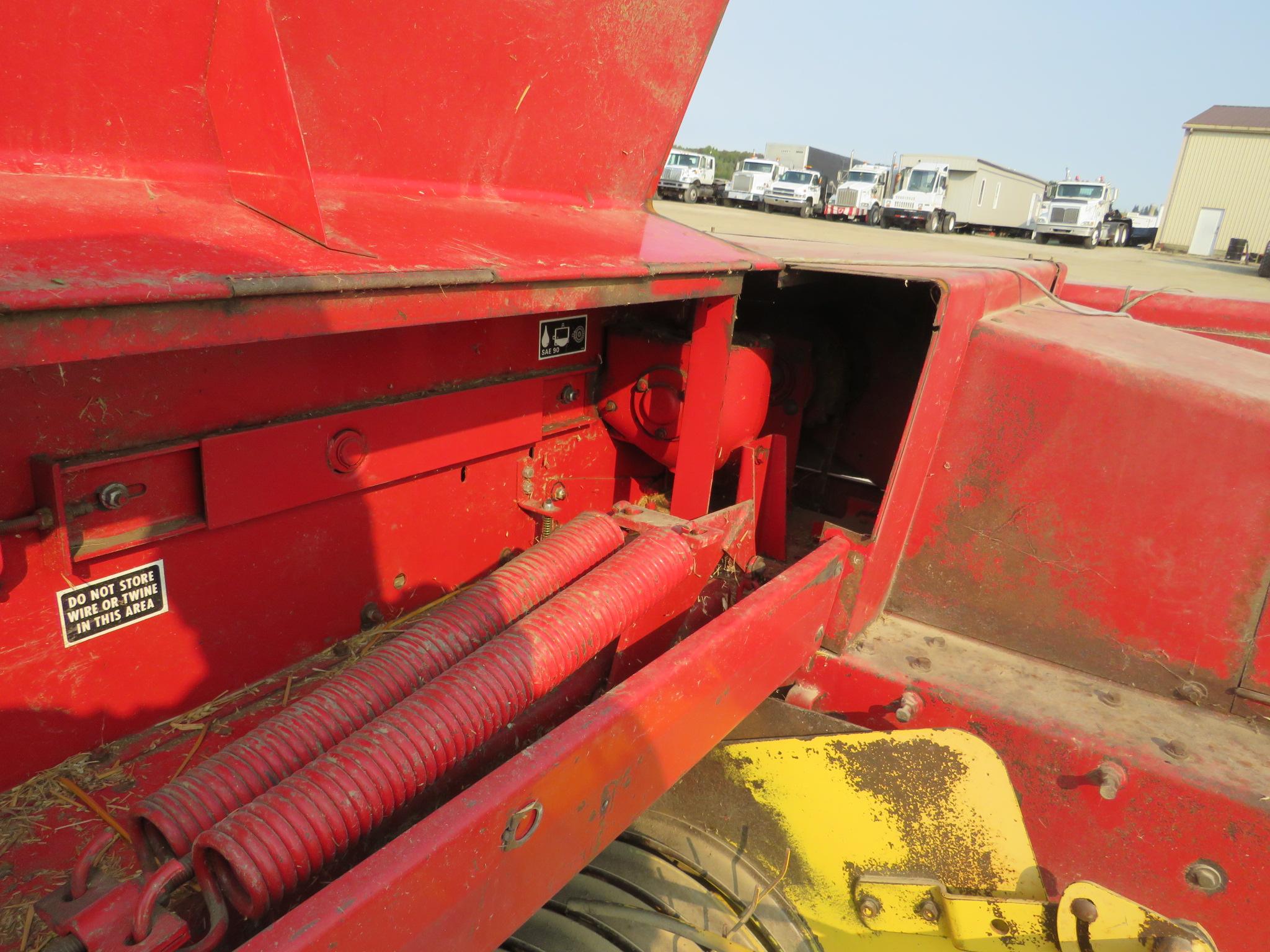 NEW HOLLAND 315 BALER W/ NH 70 BALE THROWER