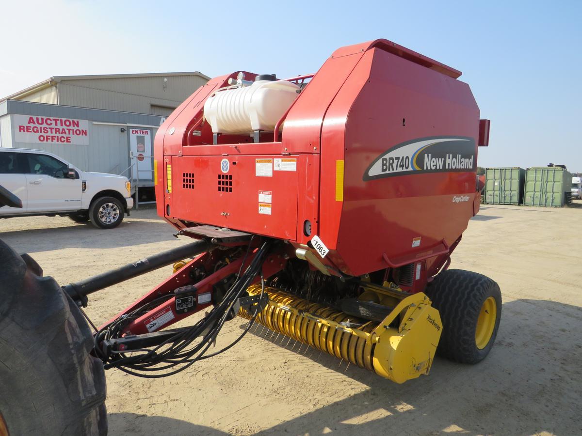 NEW HOLLAND BR740 ROUND BALER