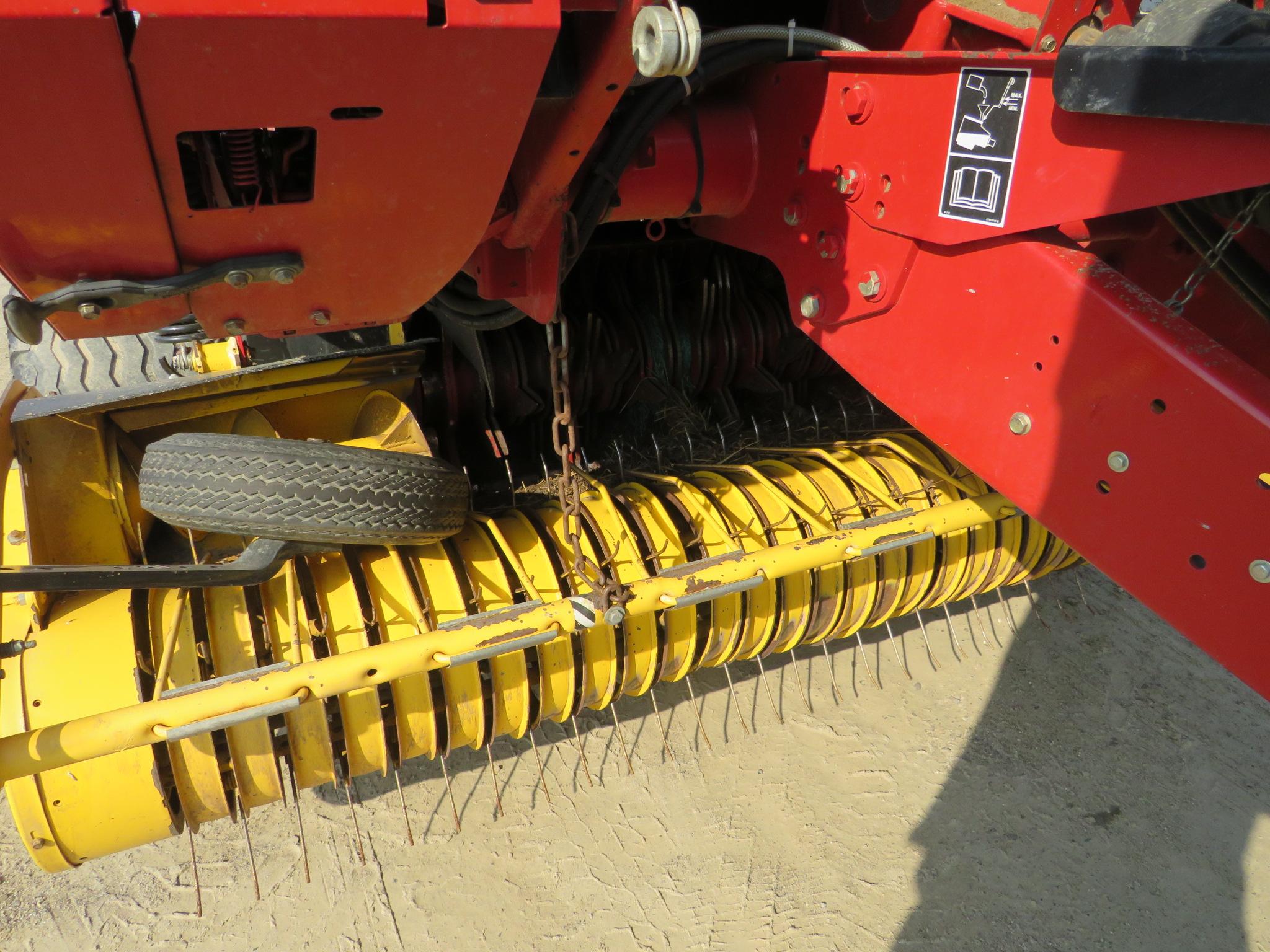 NEW HOLLAND BR740 ROUND BALER