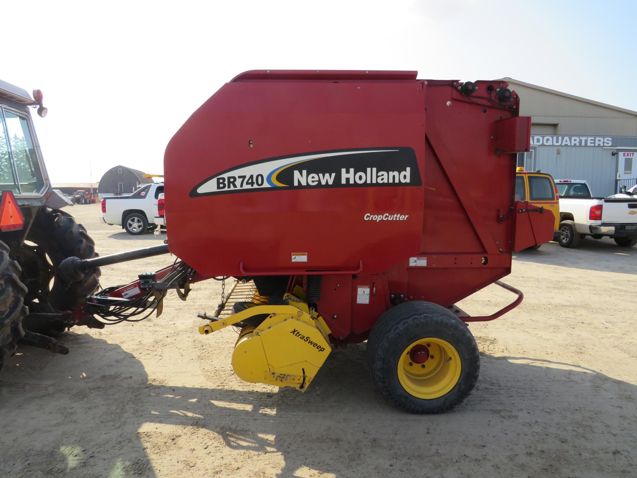 NEW HOLLAND BR740 ROUND BALER