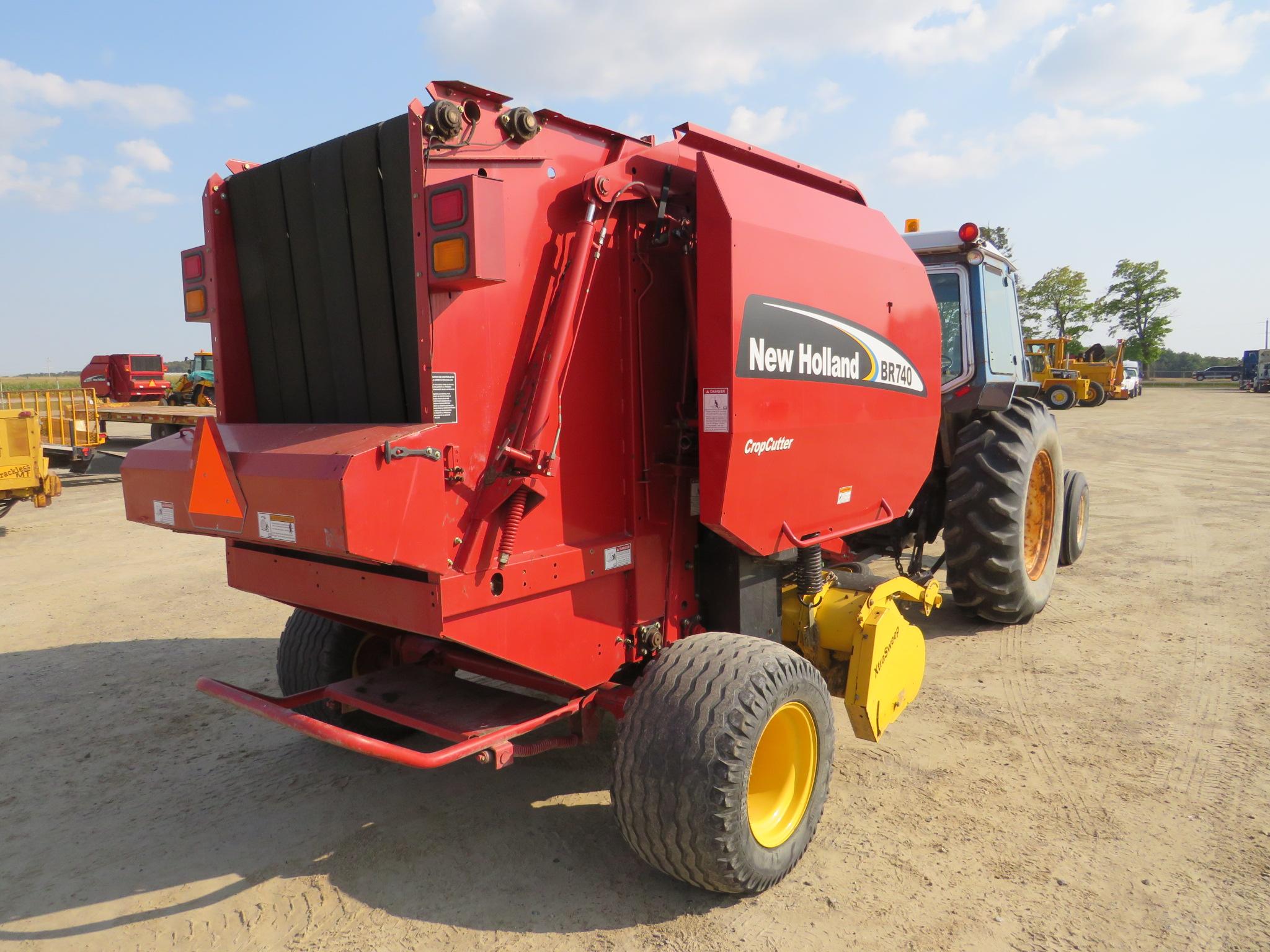 NEW HOLLAND BR740 ROUND BALER