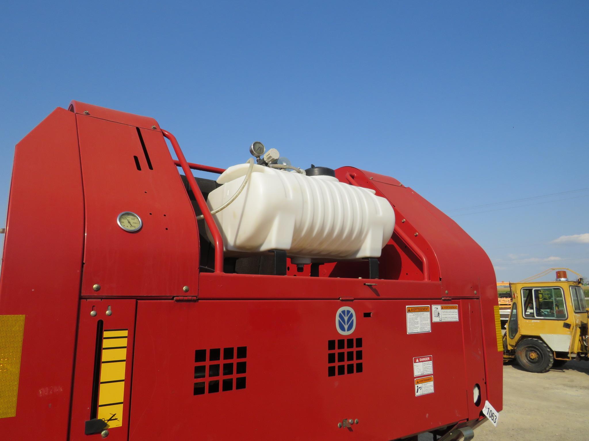 NEW HOLLAND BR740 ROUND BALER