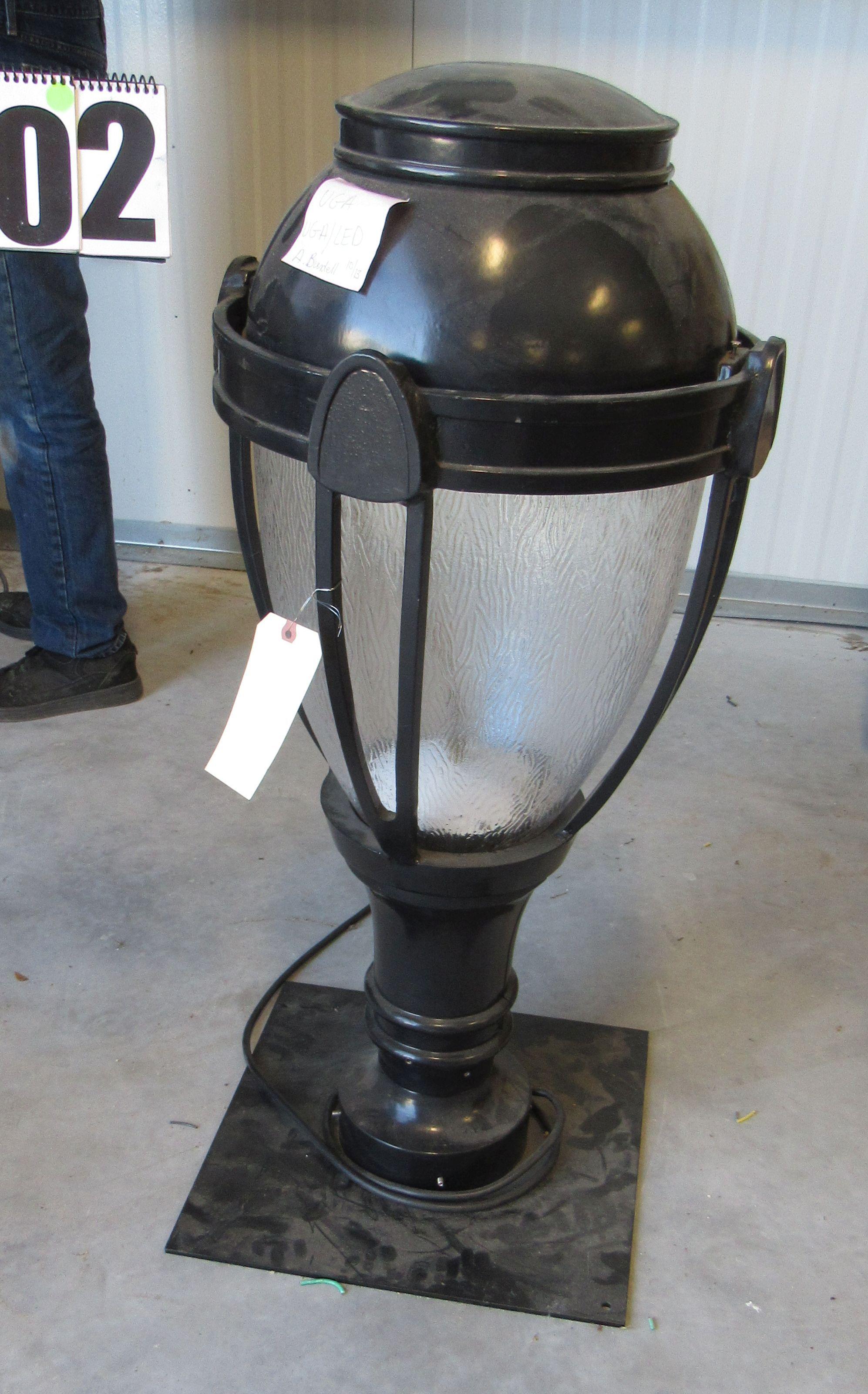 Beacon La Jolla demonstrator post mount LED carraige style street light  on short base light approxi