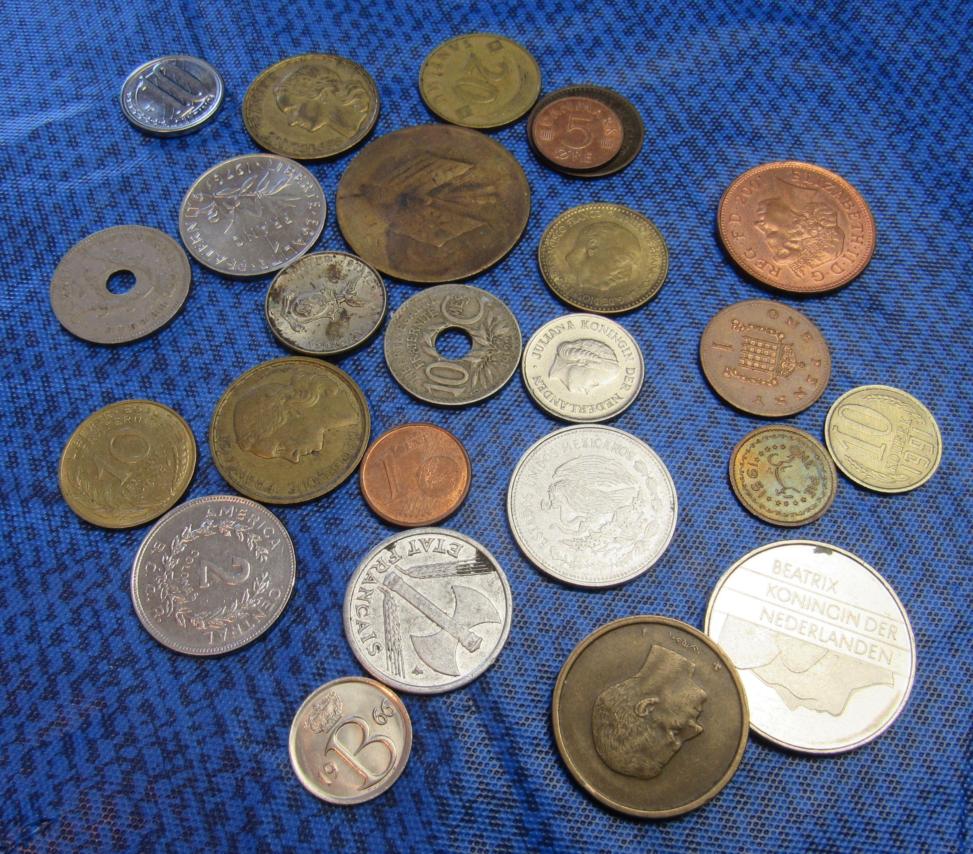 bag of 25 mixed foreign coins