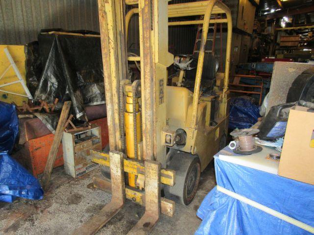 Caterpillar 8000 lb LPG forklift powered with flathead 6 cyl continental engine.