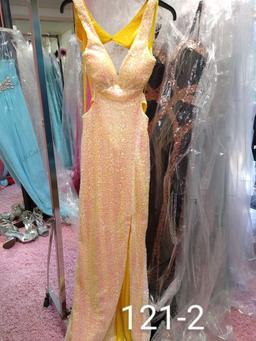 Faviana designer gowns Size 2 & 4 for prom, pageants, and other formal occasions.