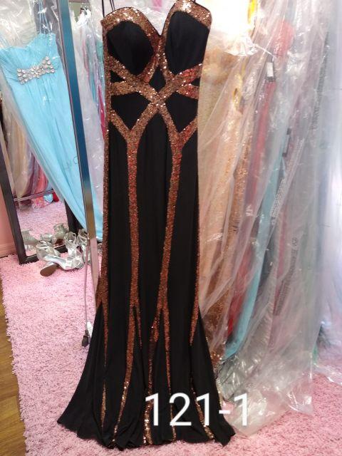 Faviana designer gowns Size 2 & 4 for prom, pageants, and other formal occasions.