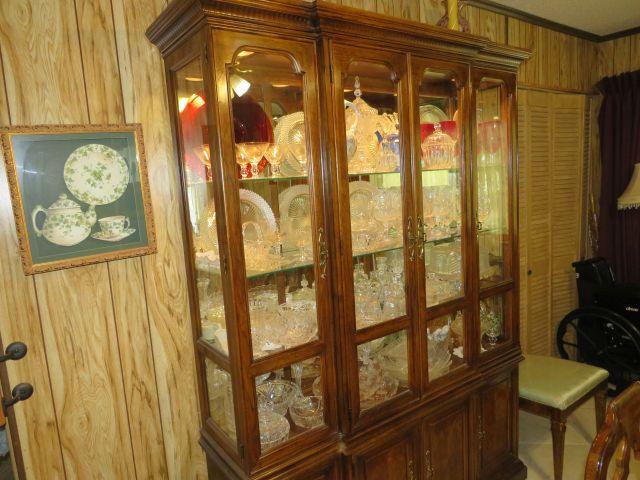 Drexel china cabinet matches the dining table very good condition