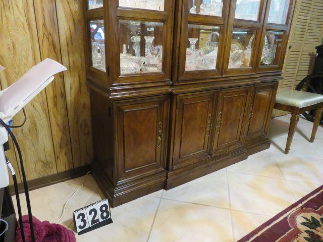 Drexel china cabinet matches the dining table very good condition